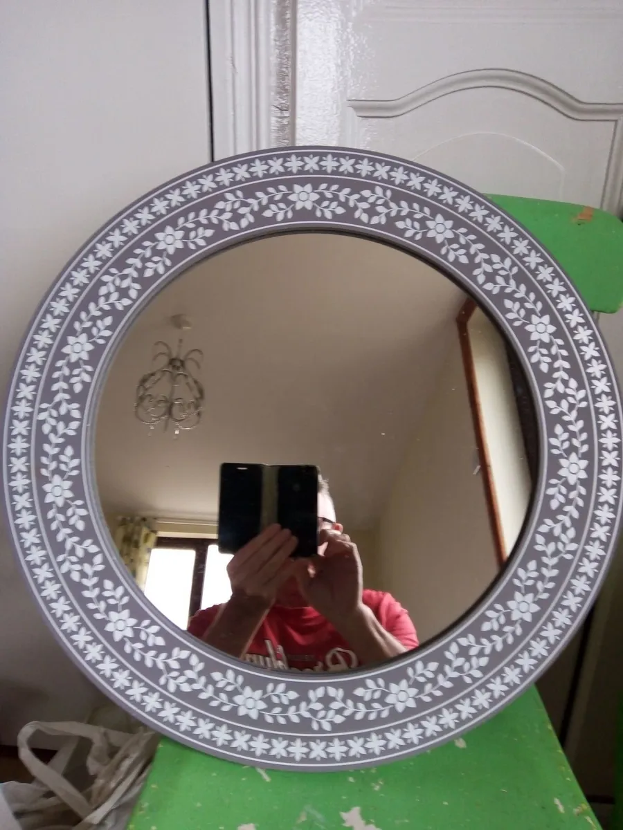 Wall mirror