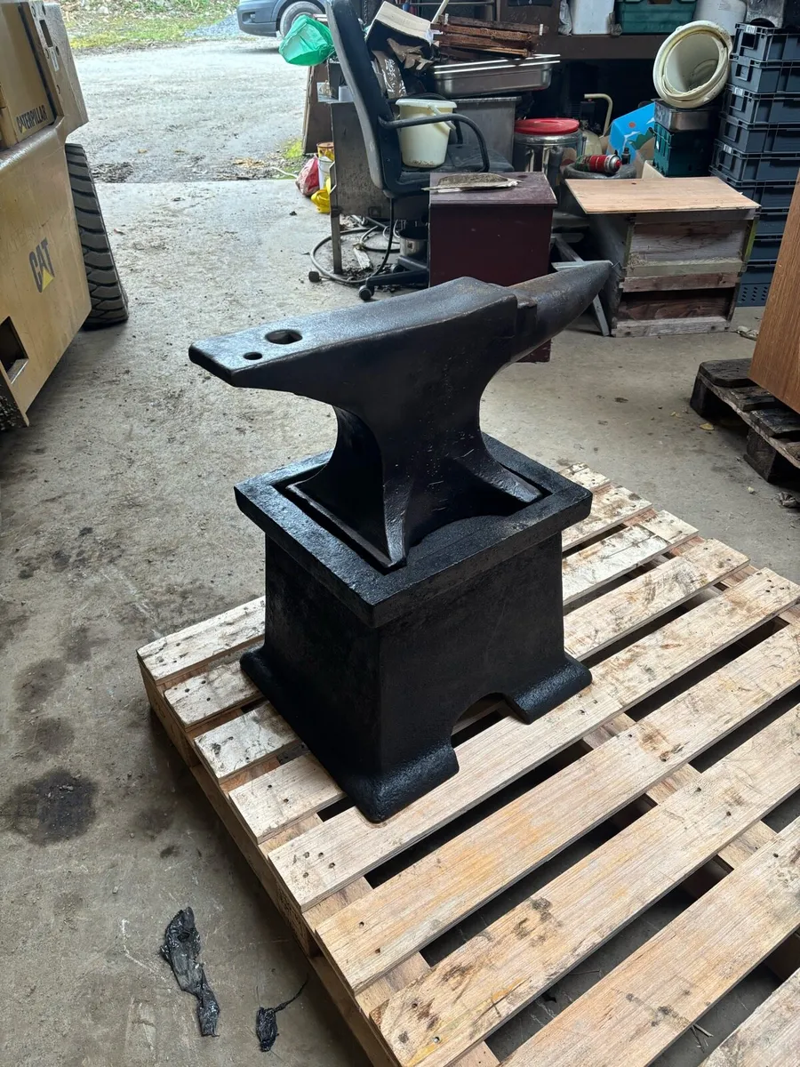 100 kg p wright wrought iron ANVIL& STAND - Image 4