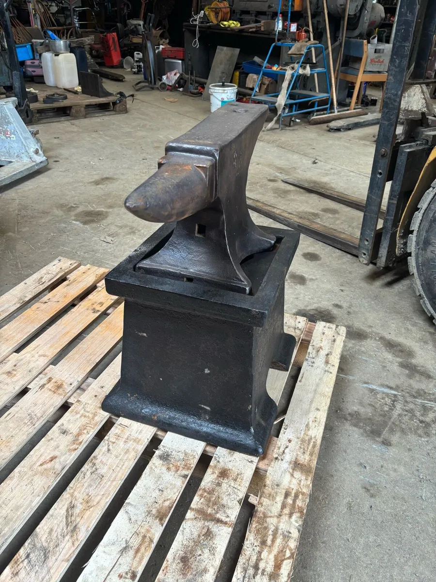 100 kg p wright wrought iron ANVIL& STAND - Image 1