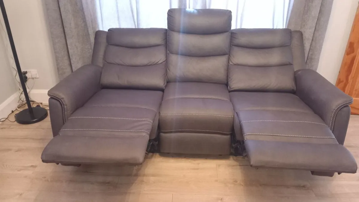 3 Seater Electric Recling Couch - Image 2