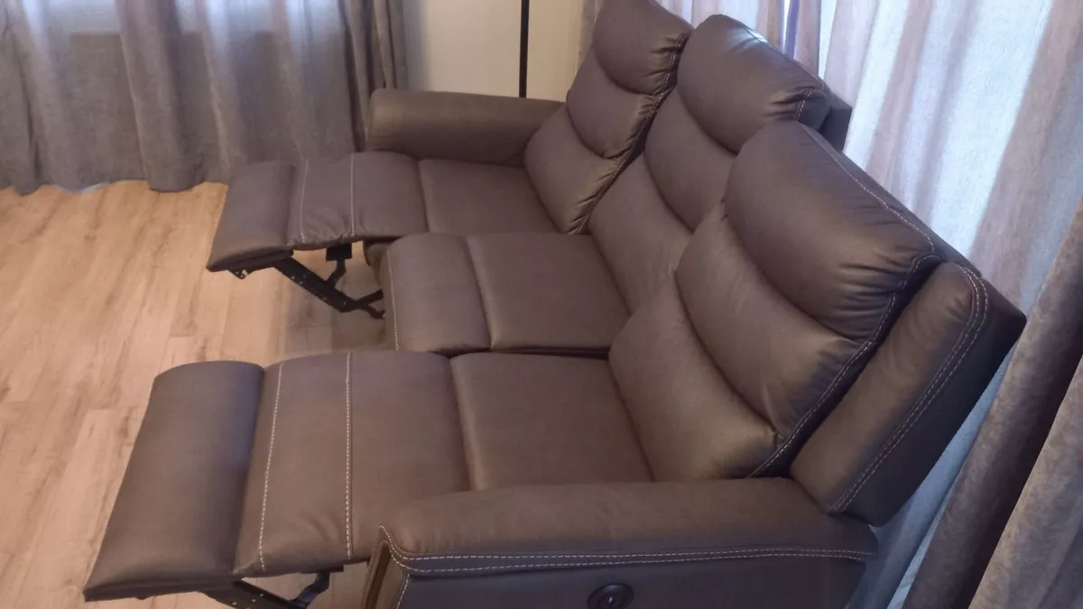3 Seater Electric Recling Couch - Image 3