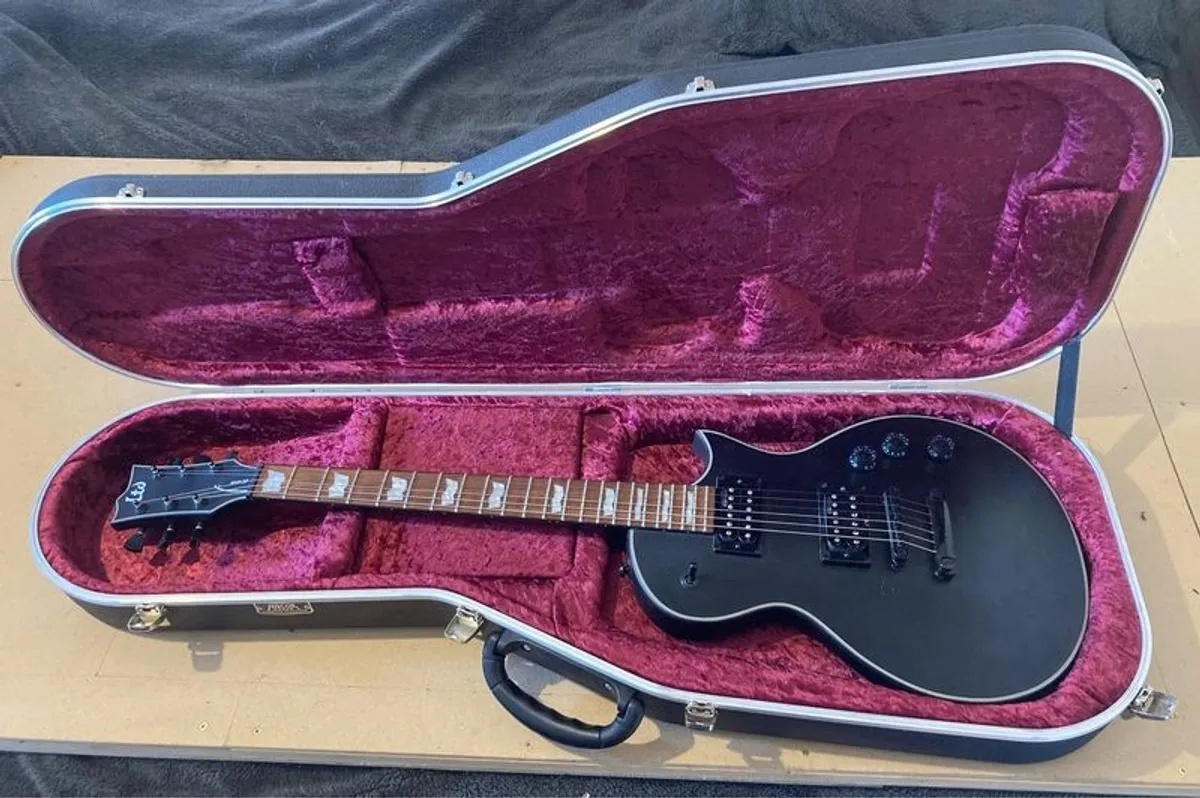 Esp Ltd Ec-256 Black Satin Pristine condition Volcanic ESP humbuckers Price New 525 euros with Hiscox Standard EF Guitar Case Black Price New 199 euros - Image 1