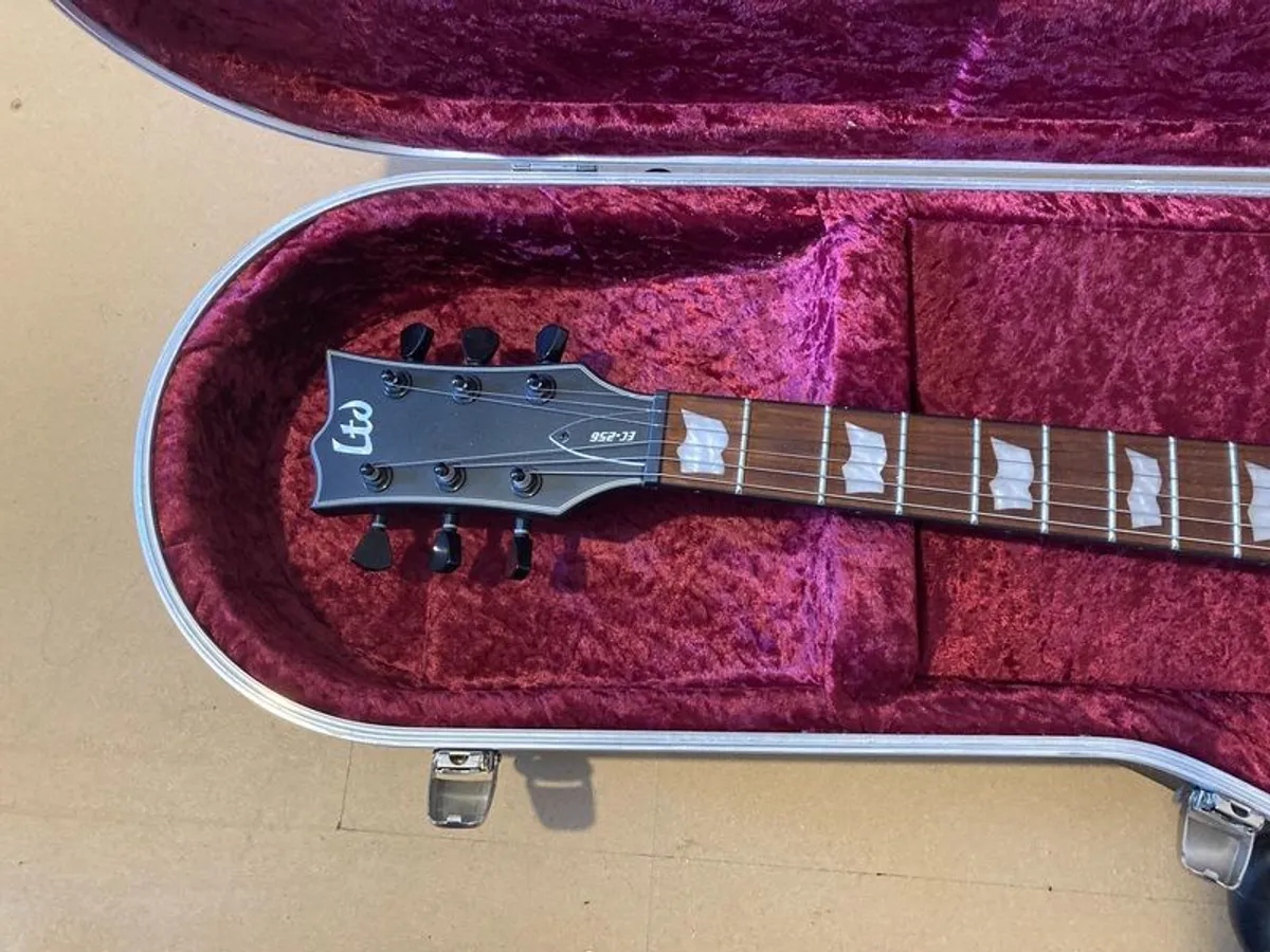 Esp Ltd Ec-256 Black Satin Pristine condition Volcanic ESP humbuckers Price New 525 euros with Hiscox Standard EF Guitar Case Black Price New 199 euros - Image 4