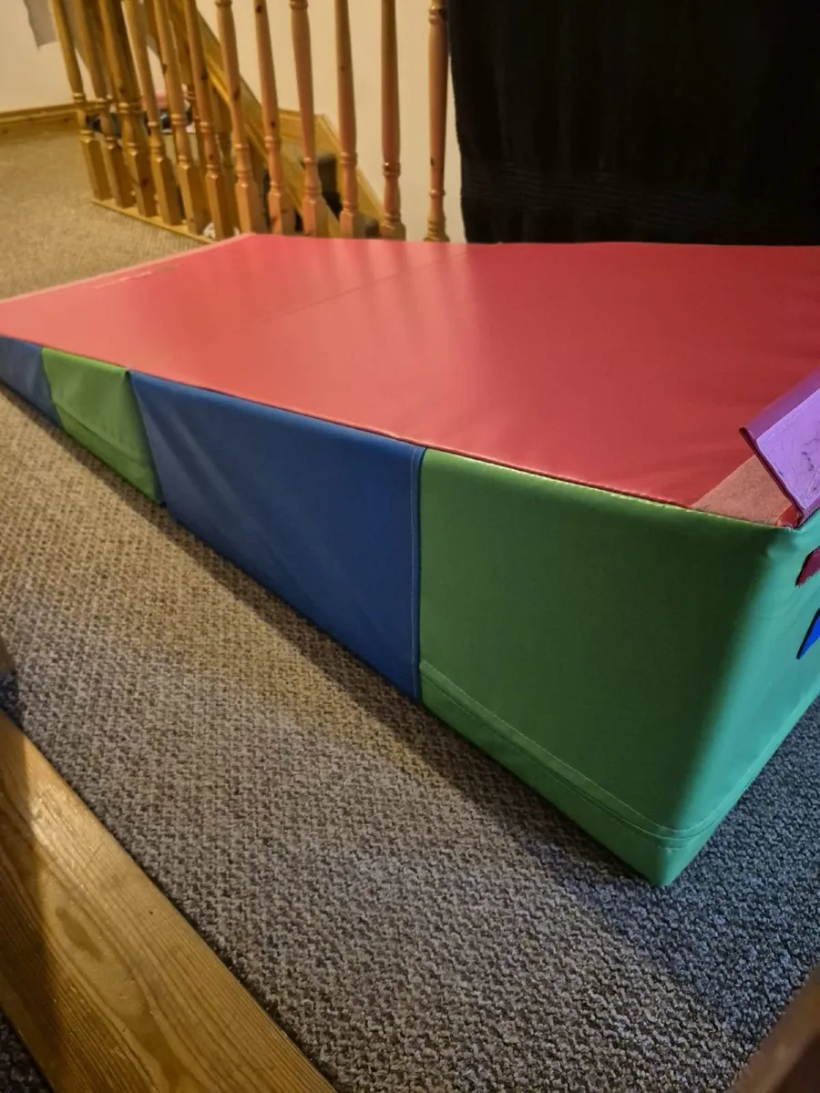 Gymnastics folding incline mat, cheese wedge mat - Image 1