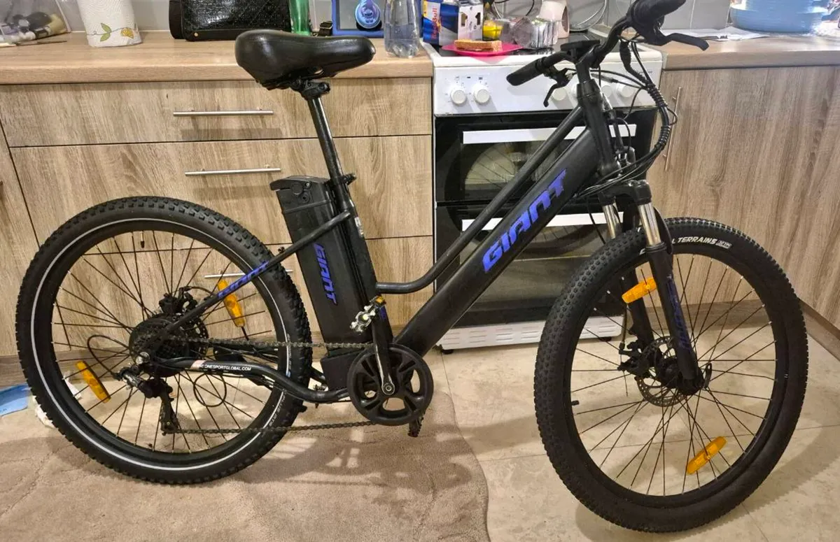 ADULTS GIANT ELECTRIC BIKE 48V 13AH 26" FRONT SUSP - Image 4
