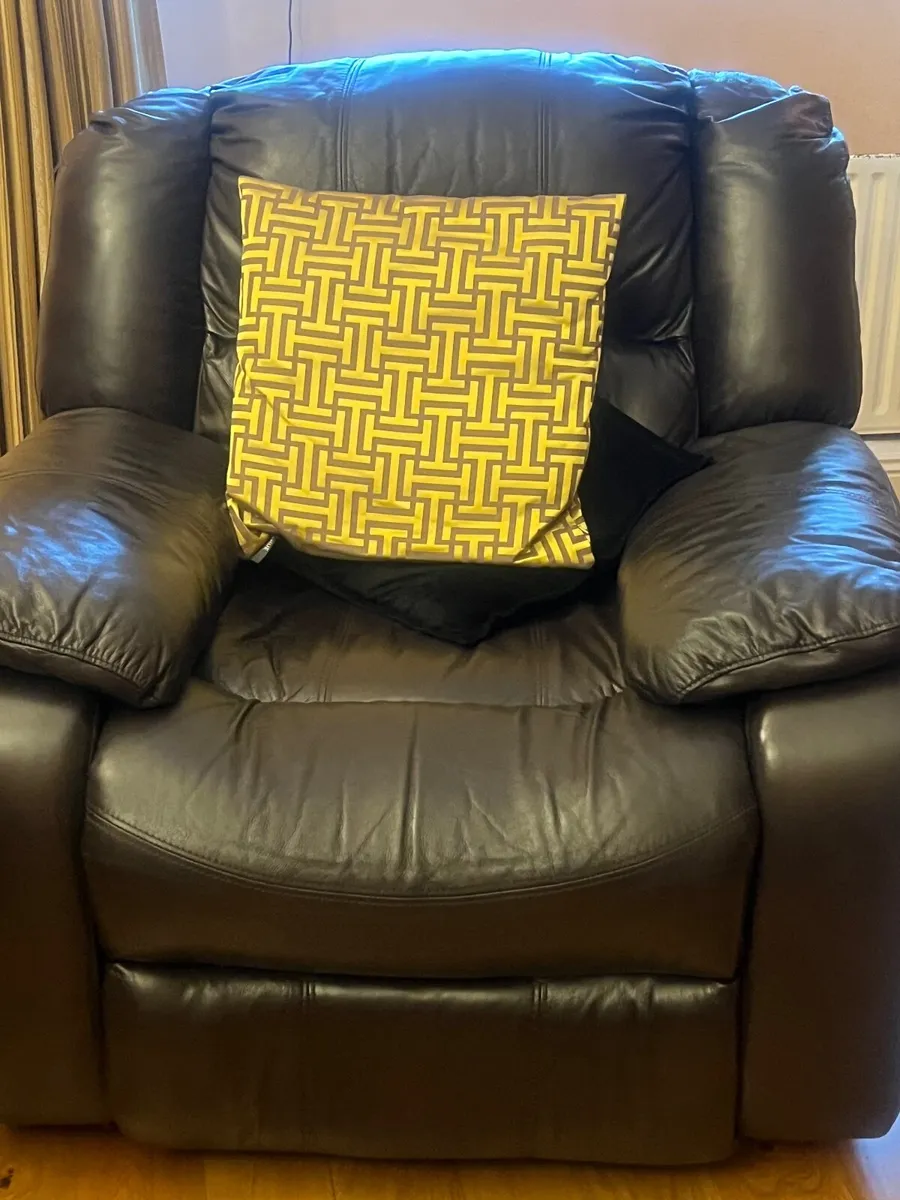 THREE PIECE SUITE - Image 4