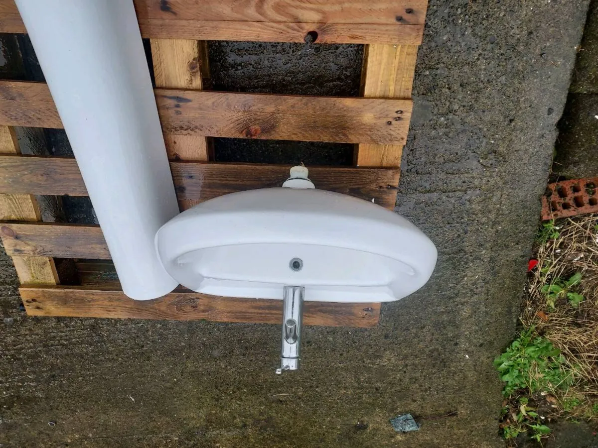 Sink and pedestal - Image 1