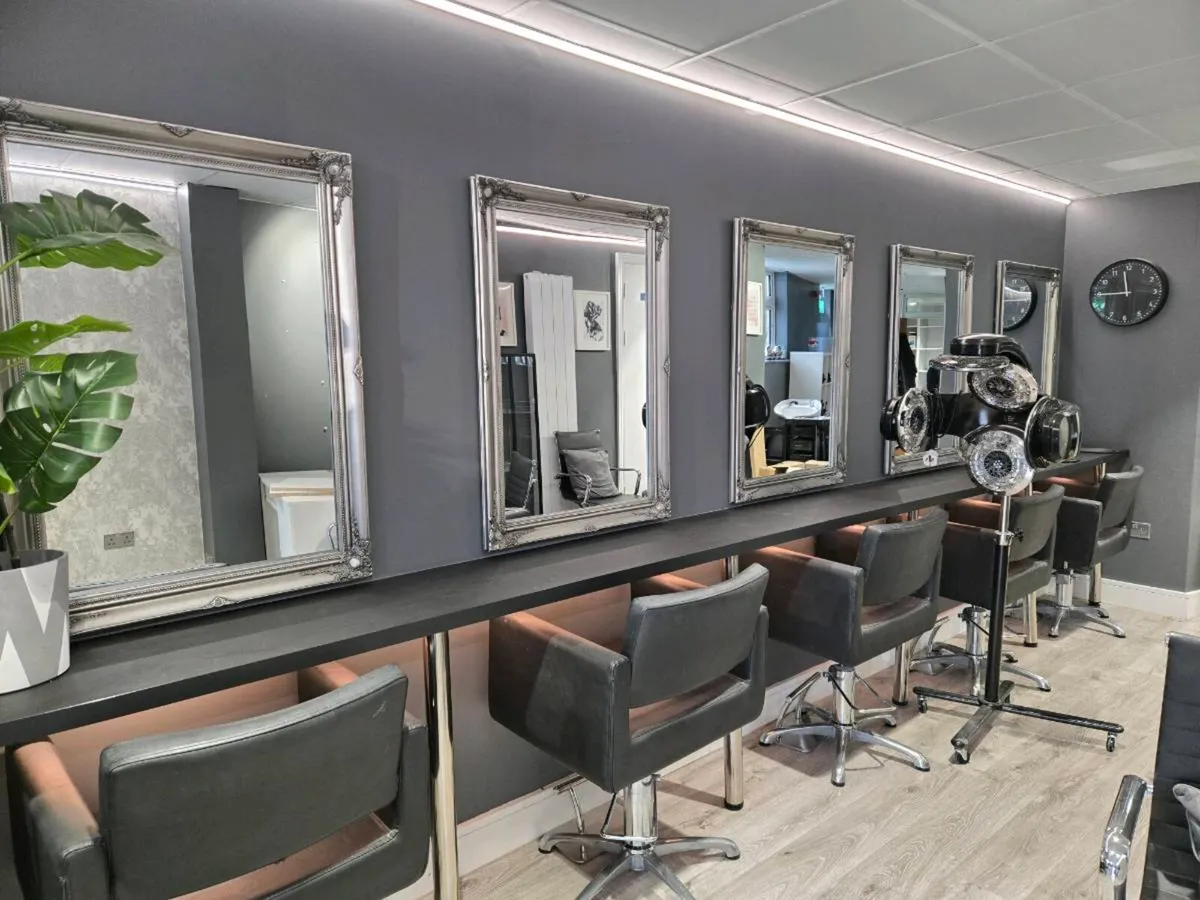 Hair salon accessories - Image 1