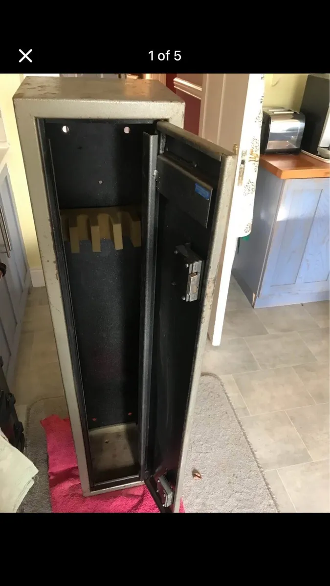 Gun cabinet/safe holds 5 - Image 1
