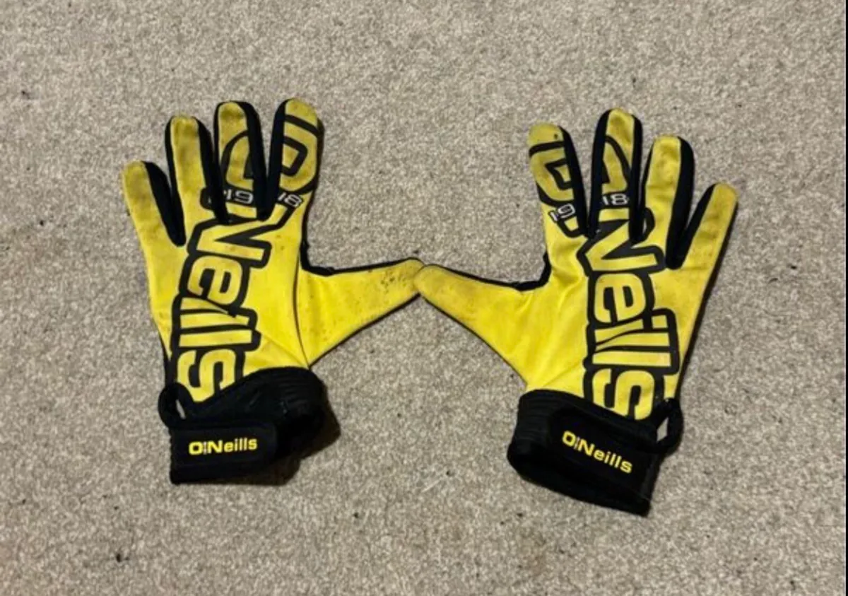 O’Neills GAA Gloves - Image 1