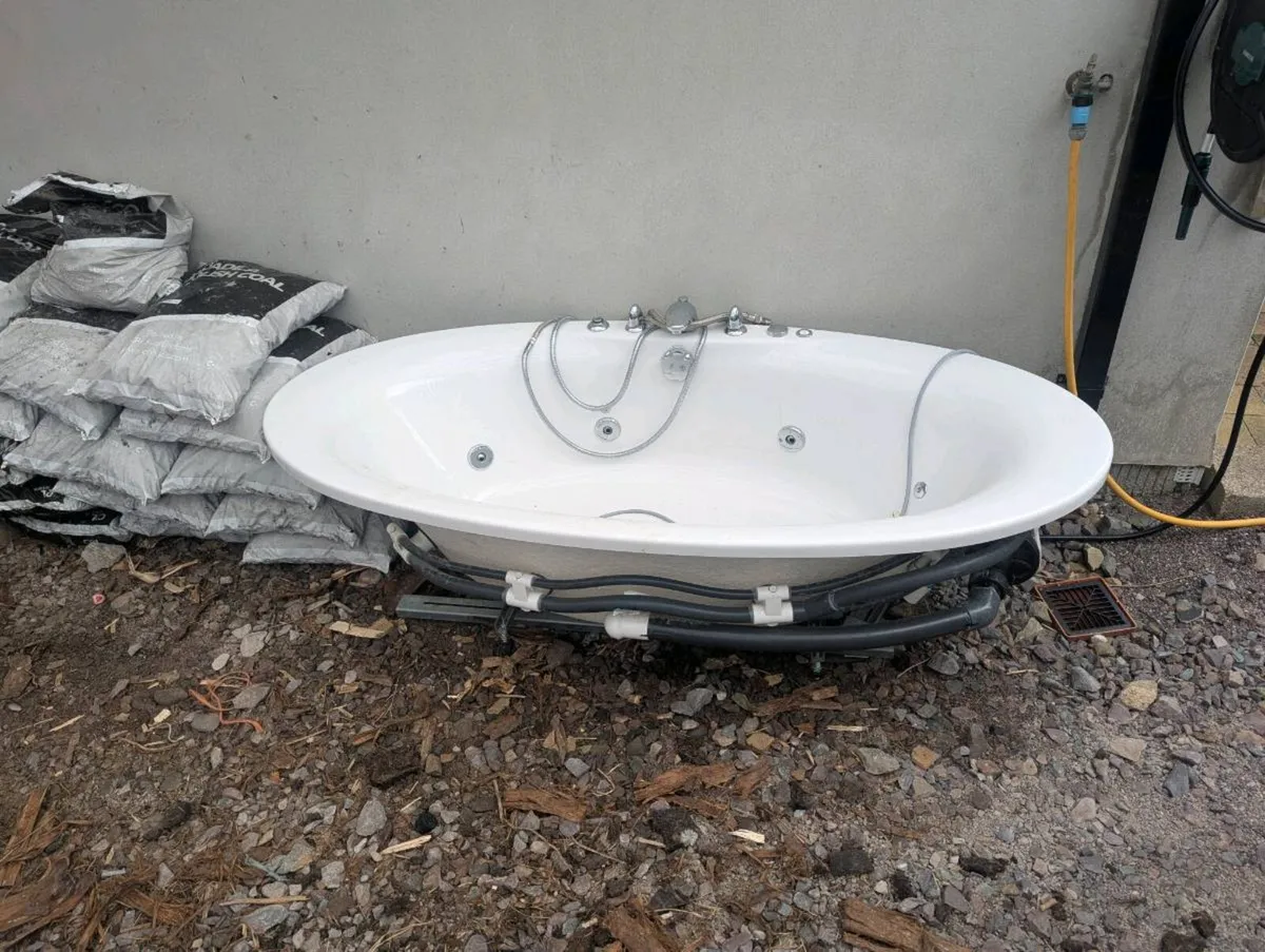 Jacuzzi Bathtub - Image 1