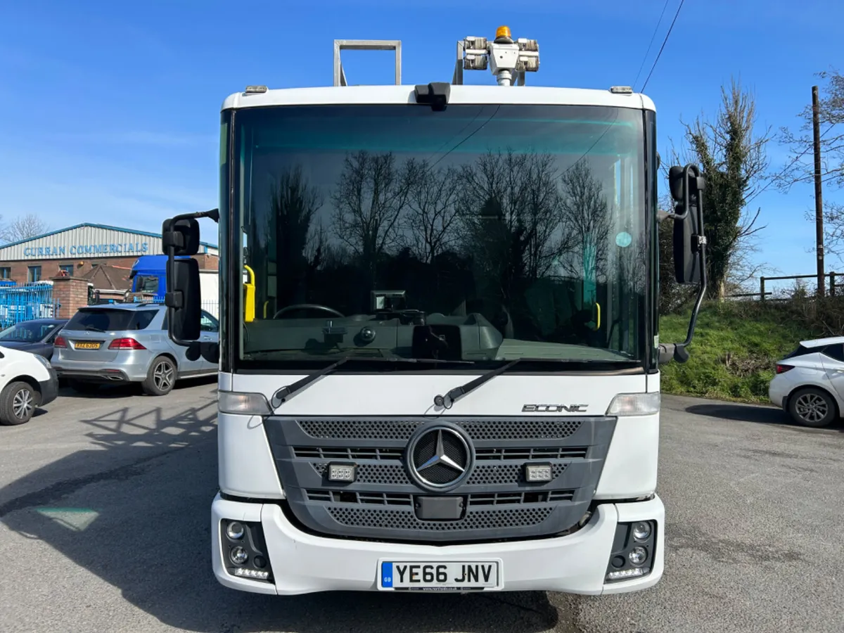2016 Mercedes traffic management truck - Image 2