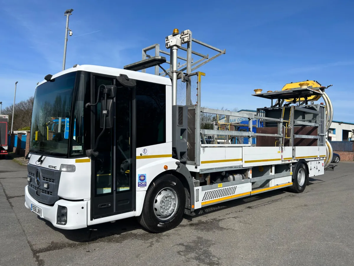 2016 Mercedes traffic management truck - Image 1