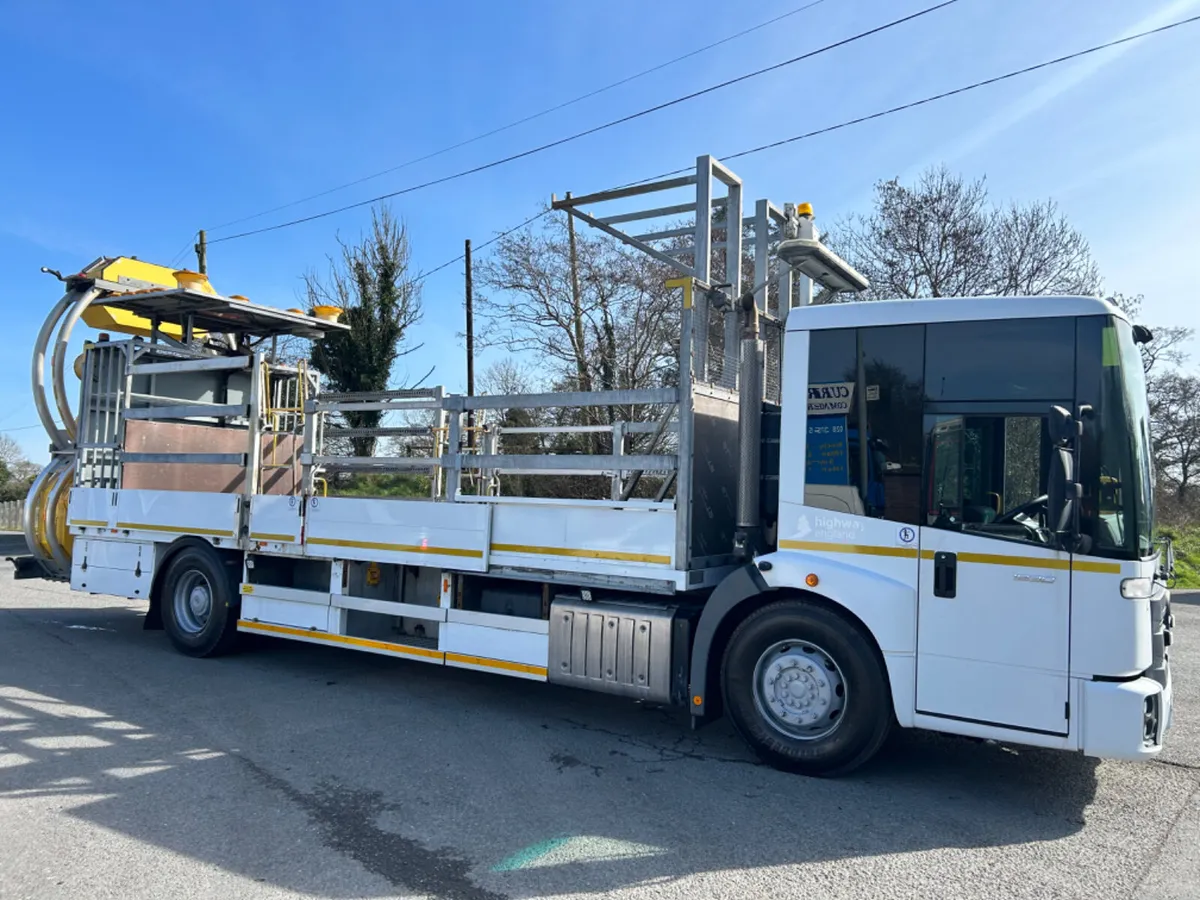 2016 Mercedes traffic management truck - Image 4