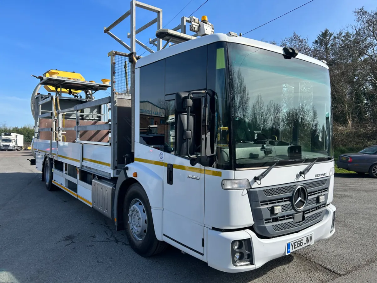 2016 Mercedes traffic management truck - Image 3