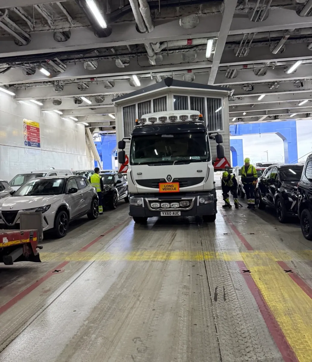 Mobile home moving truck - Image 1