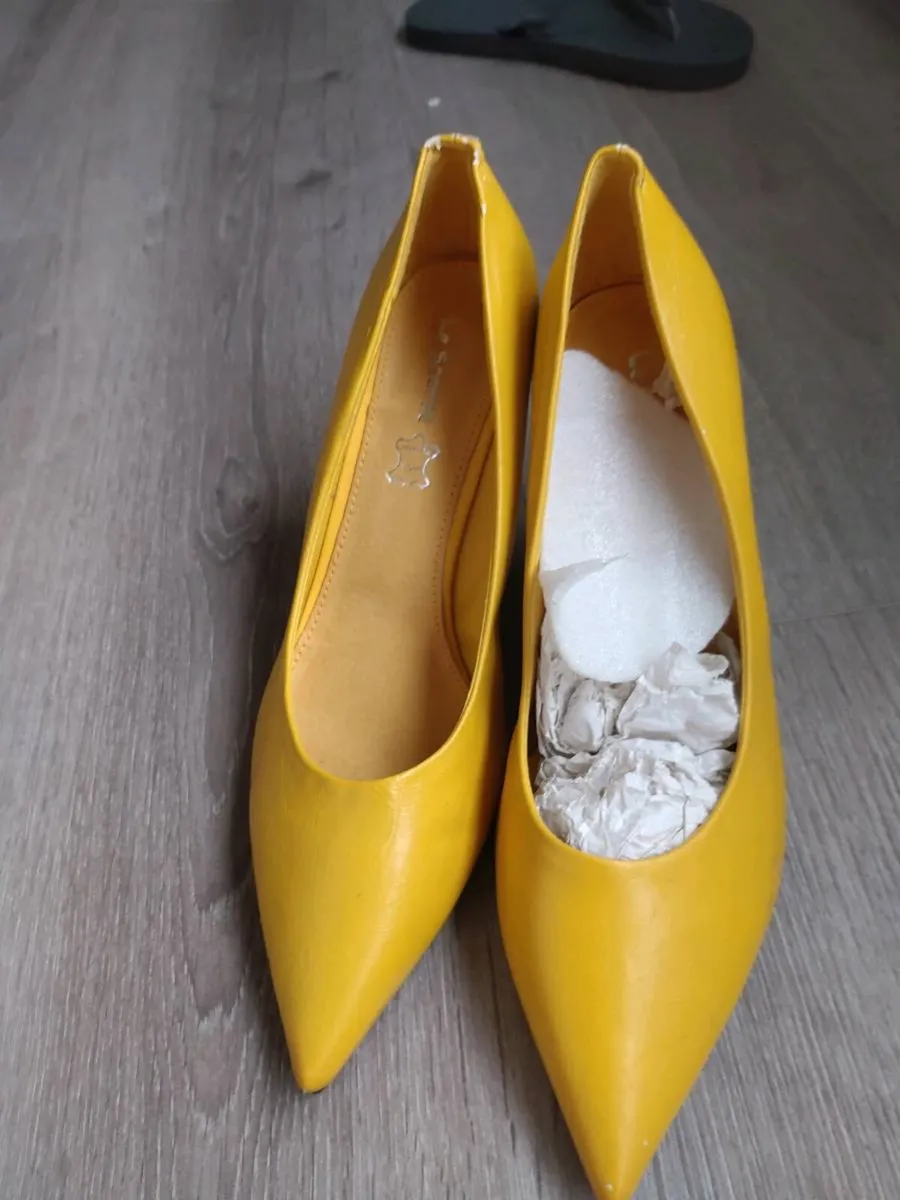 Yellow medium heel shoes size 41 - Image 1