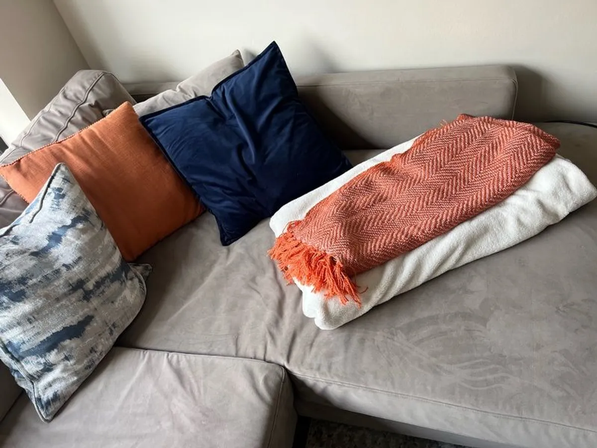 Diamond Furniture Bonnie Chaise - Image 4