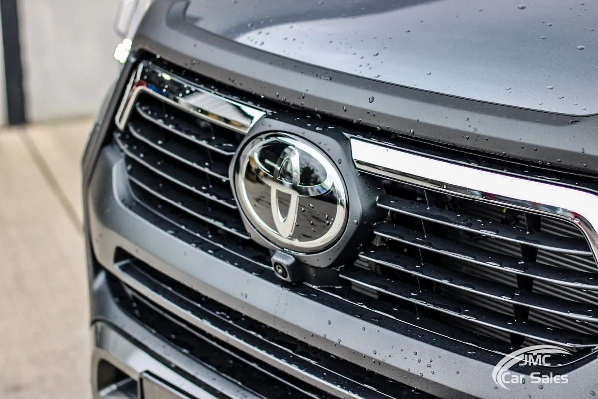 2026 TOYOTA HILUX INVINCIBLE - Image 3