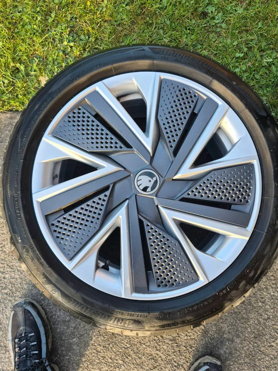 Skoda superb Alloys 18" - Image 1