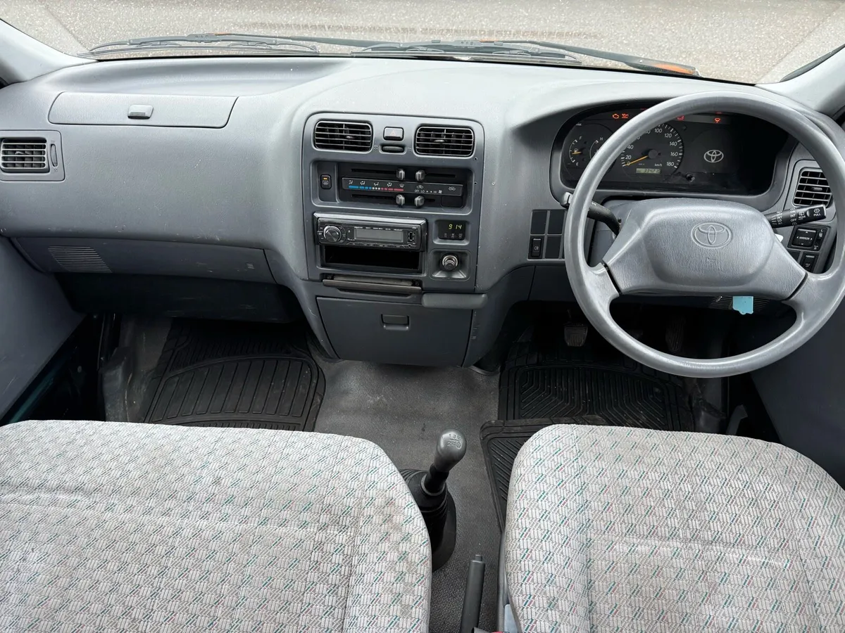 Toyota HiAce 2006 - Image 2