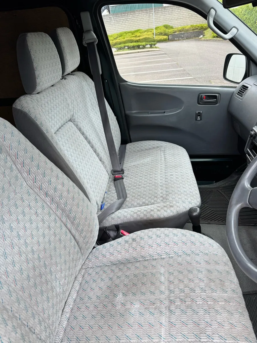 Toyota HiAce 2006 - Image 3