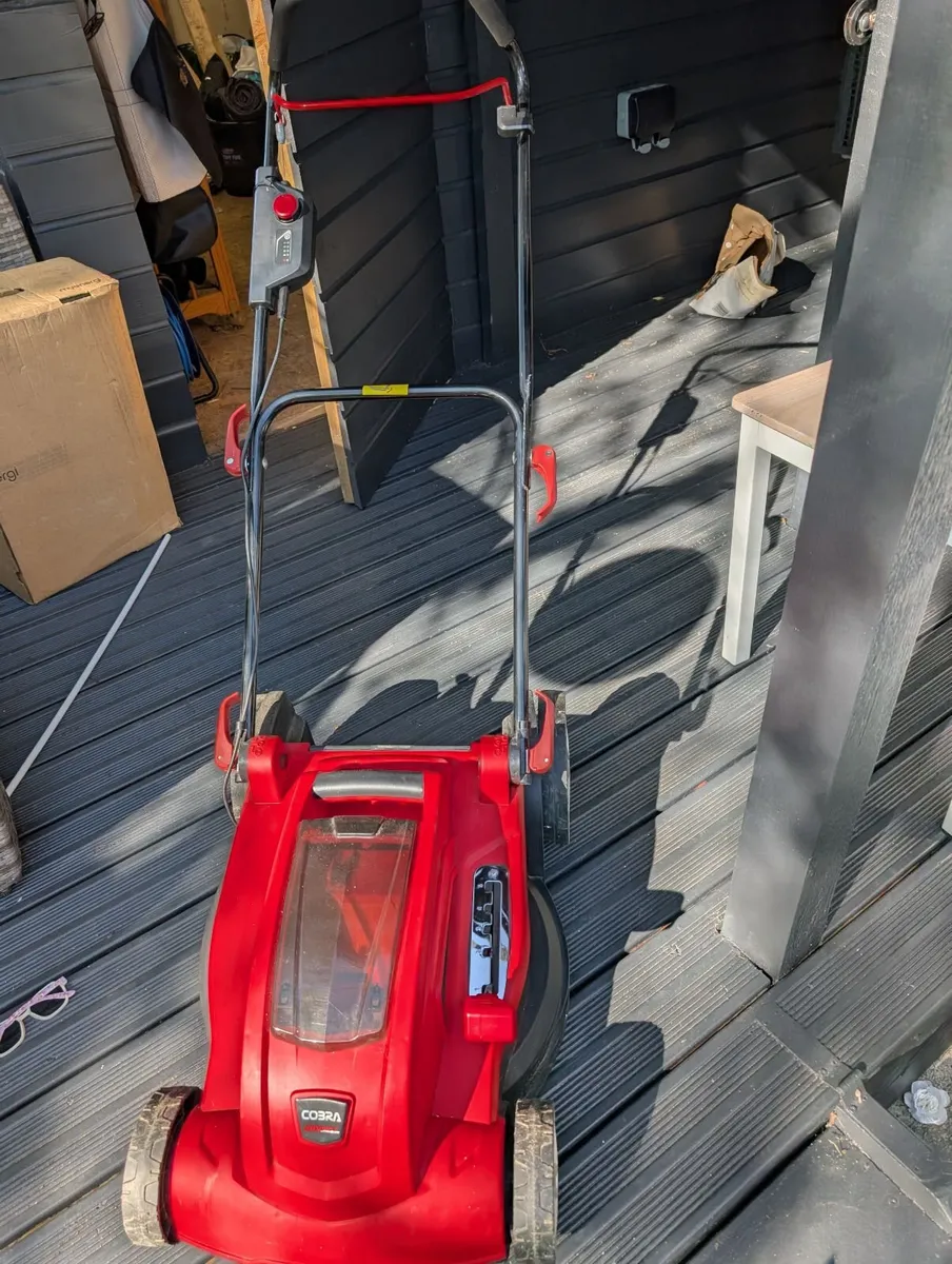 Cobra MX4340V 43cm (17in) Cordless Lawnmower - Image 3