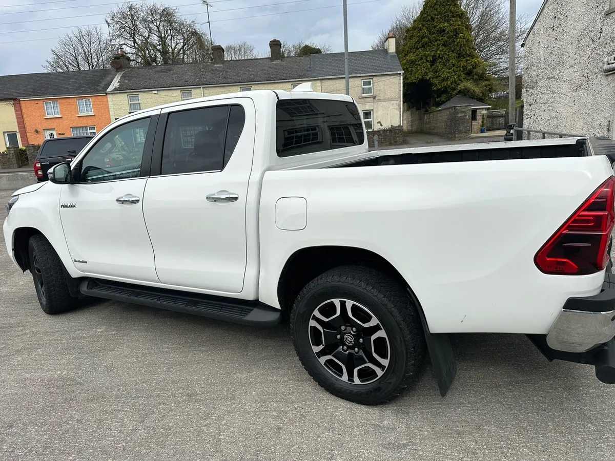 Toyota  hilux crewcab - Image 2
