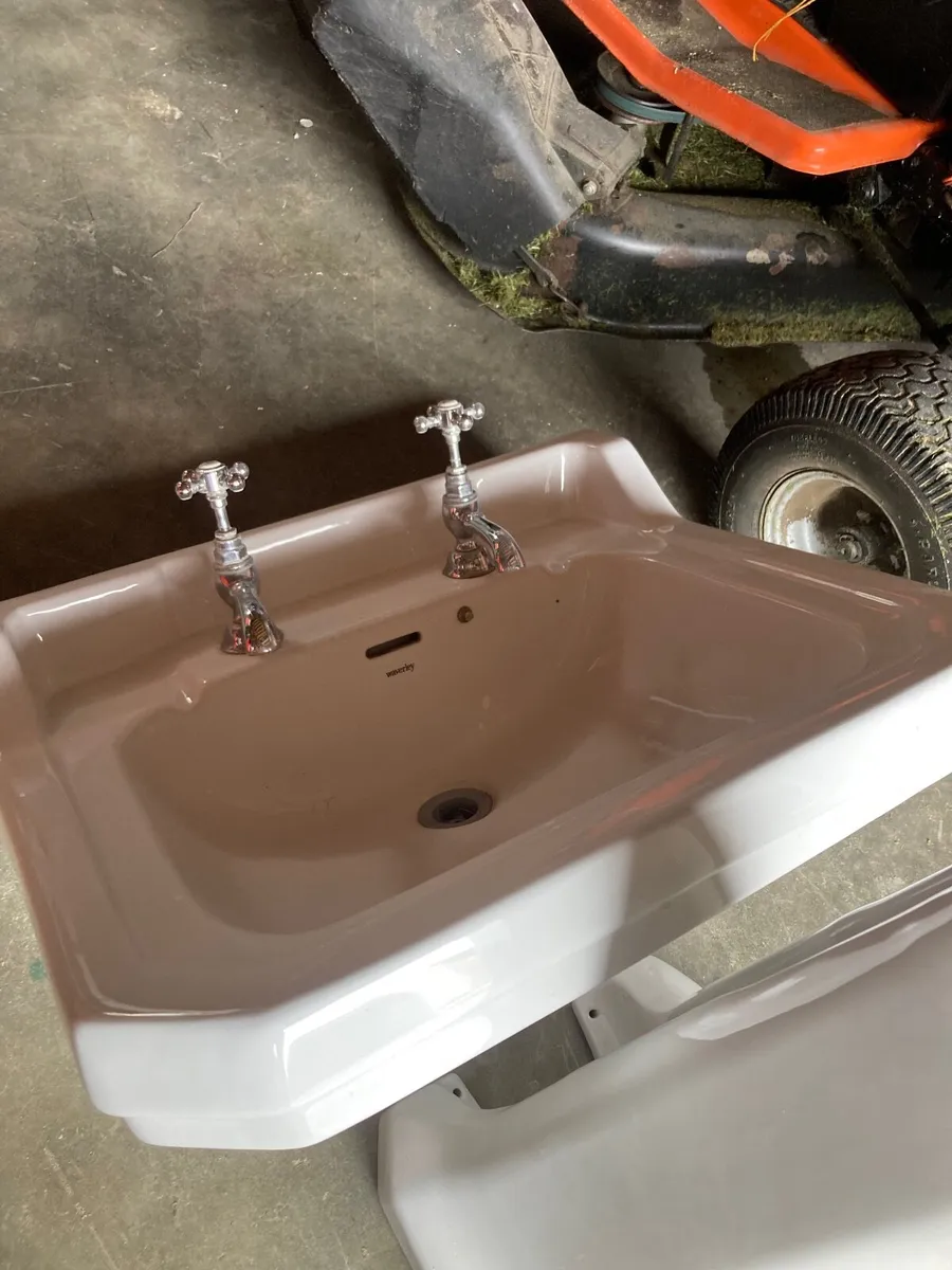 Sink & pedestal - Image 1