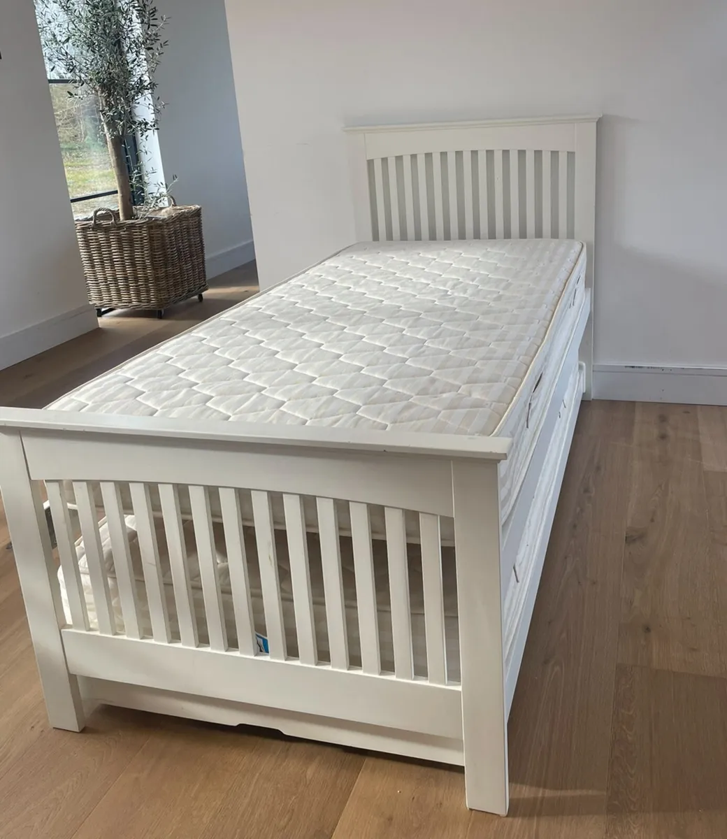 Single bed with pullout trundle(converts to double - Image 1