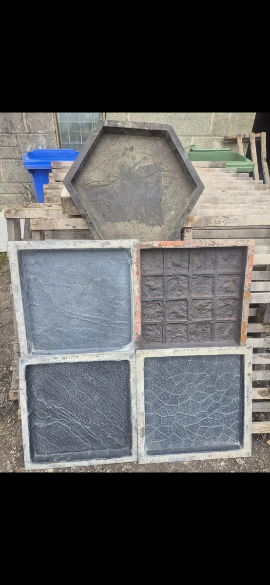 Patio slabs moulds and 2 vibrating tables - Image 1