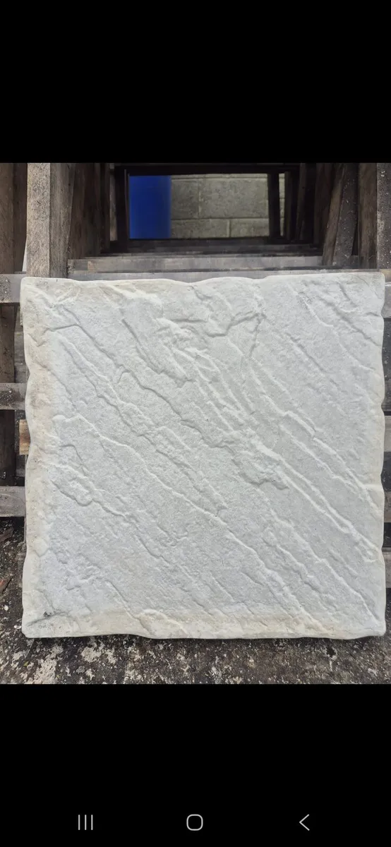 Patio slabs moulds and 2 vibrating tables - Image 2