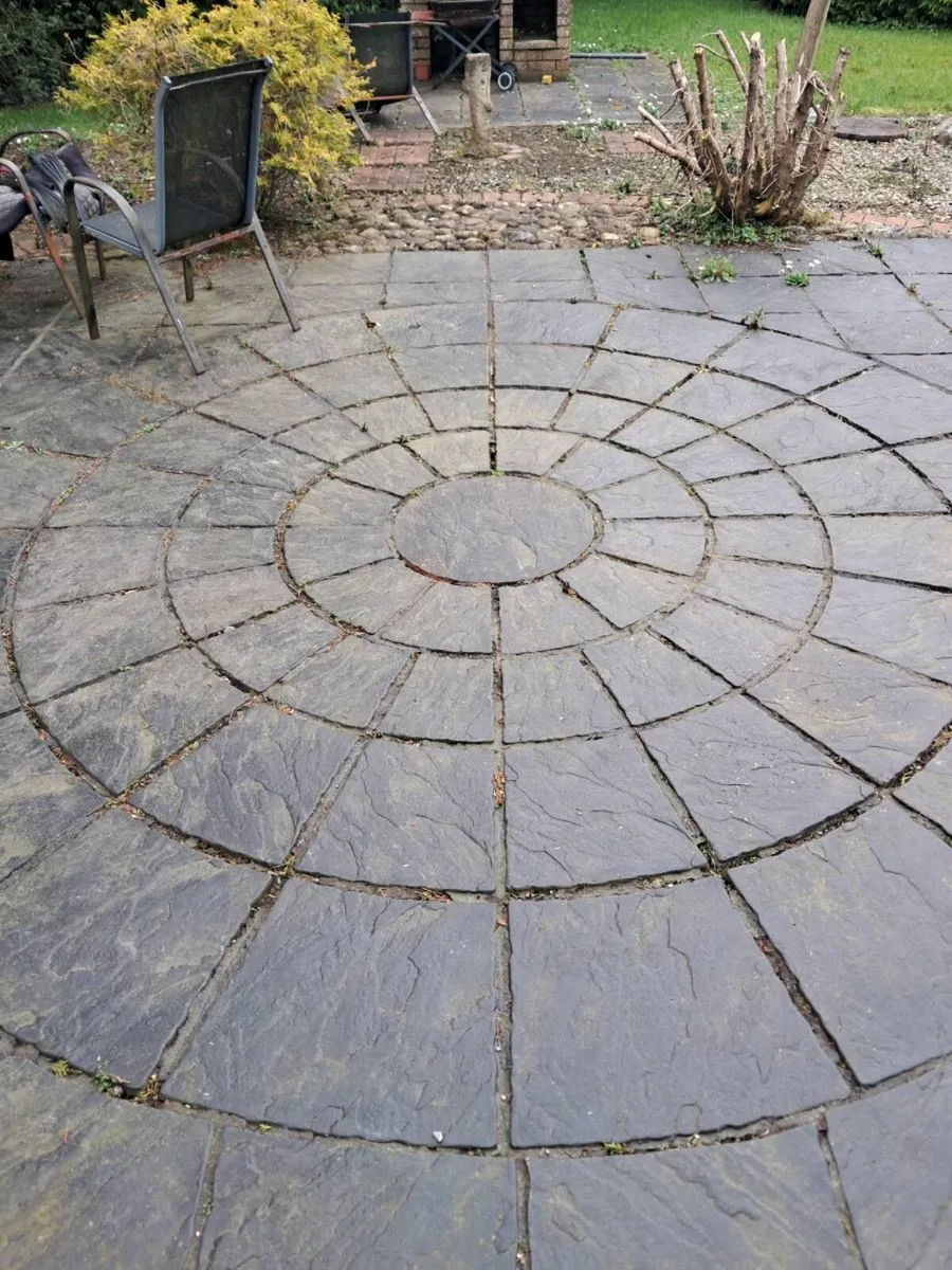 Patio slabs moulds and 2 vibrating tables - Image 3