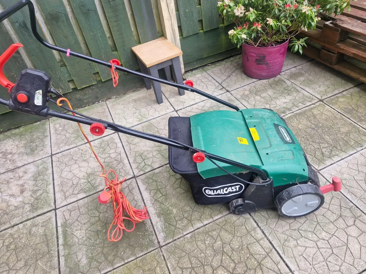 1x Qualcast lawnmower. Needs fixing.  FREE