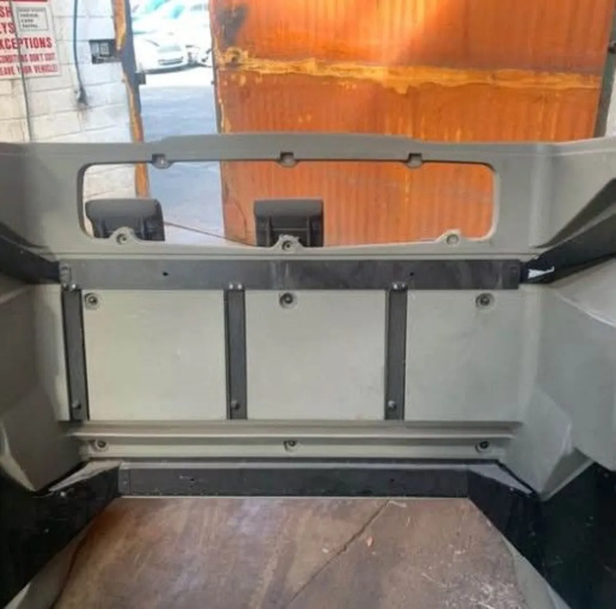 Crew seats and bulkhead for vivaro trafic - Image 1