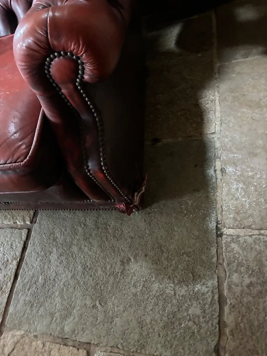 VINTAGE LEATHER CHESTERFIELD SETTEE - Image 2