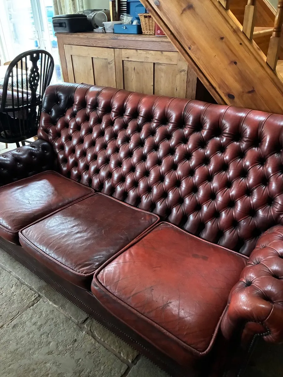 VINTAGE LEATHER CHESTERFIELD SETTEE - Image 1