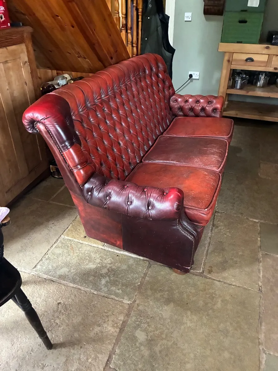 VINTAGE LEATHER CHESTERFIELD SETTEE - Image 4