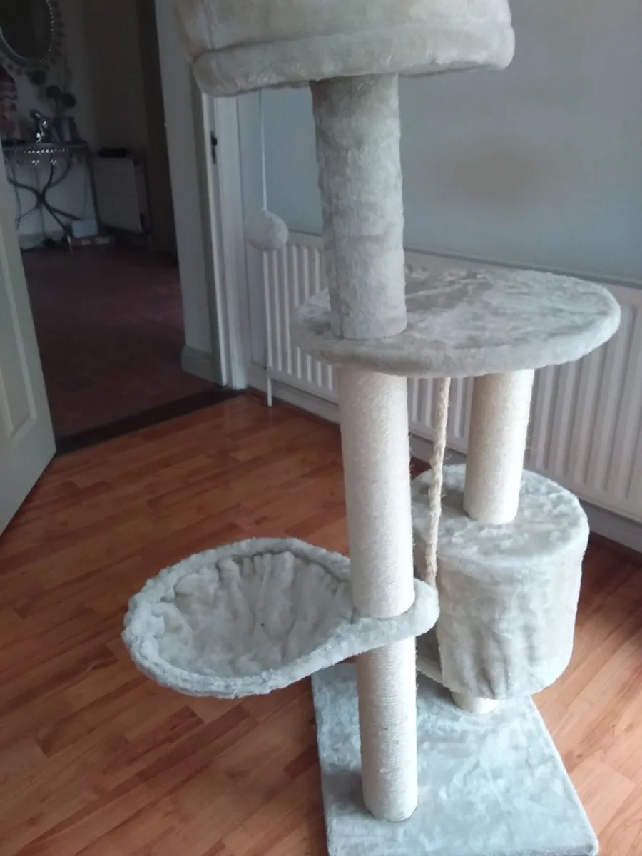 Cat scratching  post - Image 2