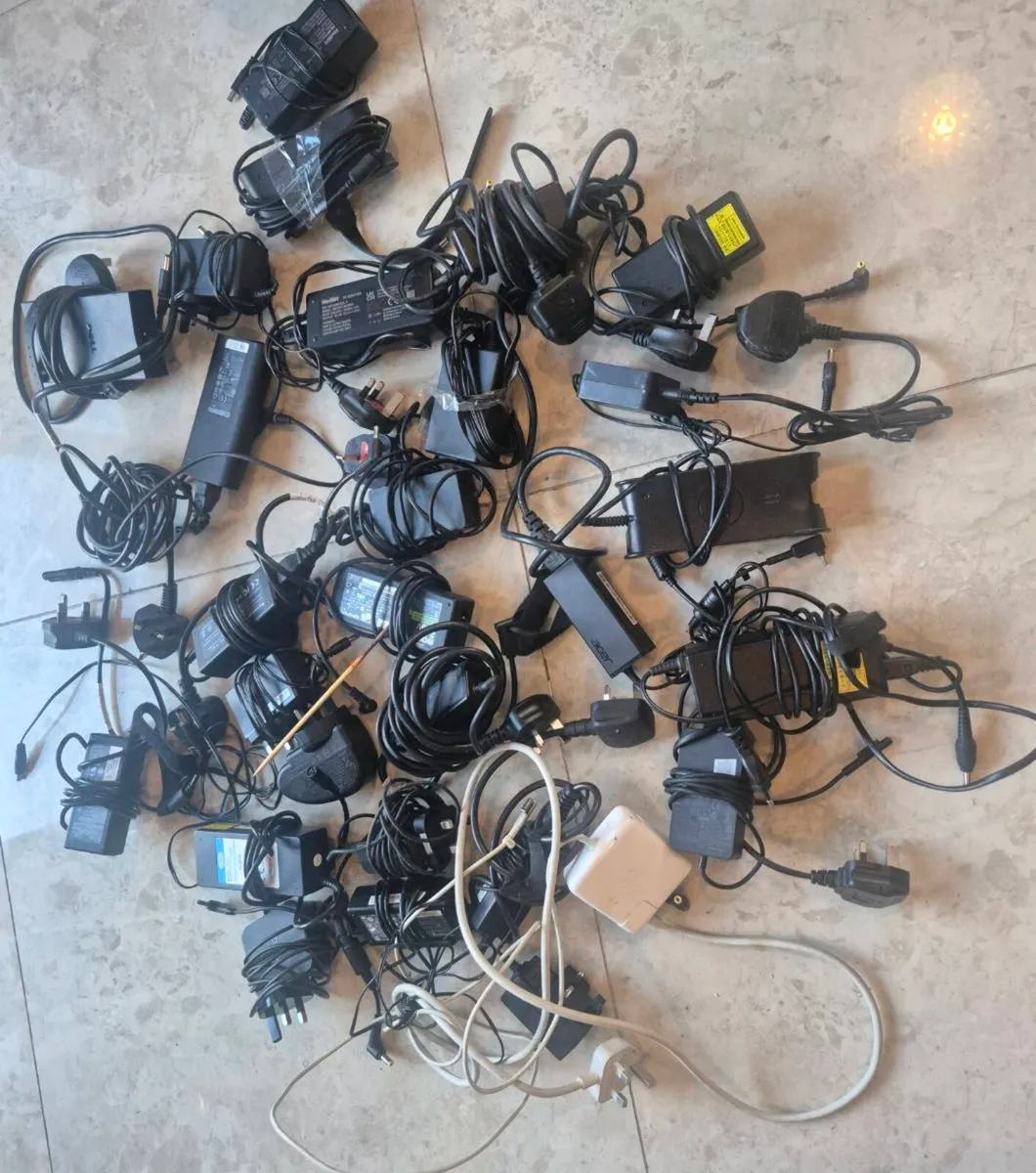 JOB LOT OF MIXED LAPTOP CHARGERS 27 AND TOTAL DUBL - Image 2