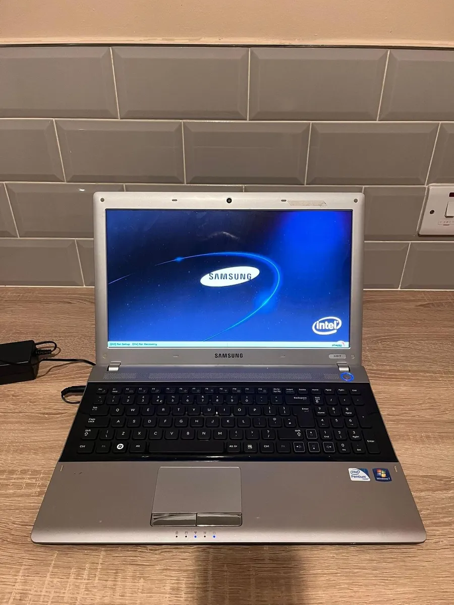 SAMSUNG RV520 CORE i3 2330M 4GB 500GB DVD-RW 15.6 - Image 1