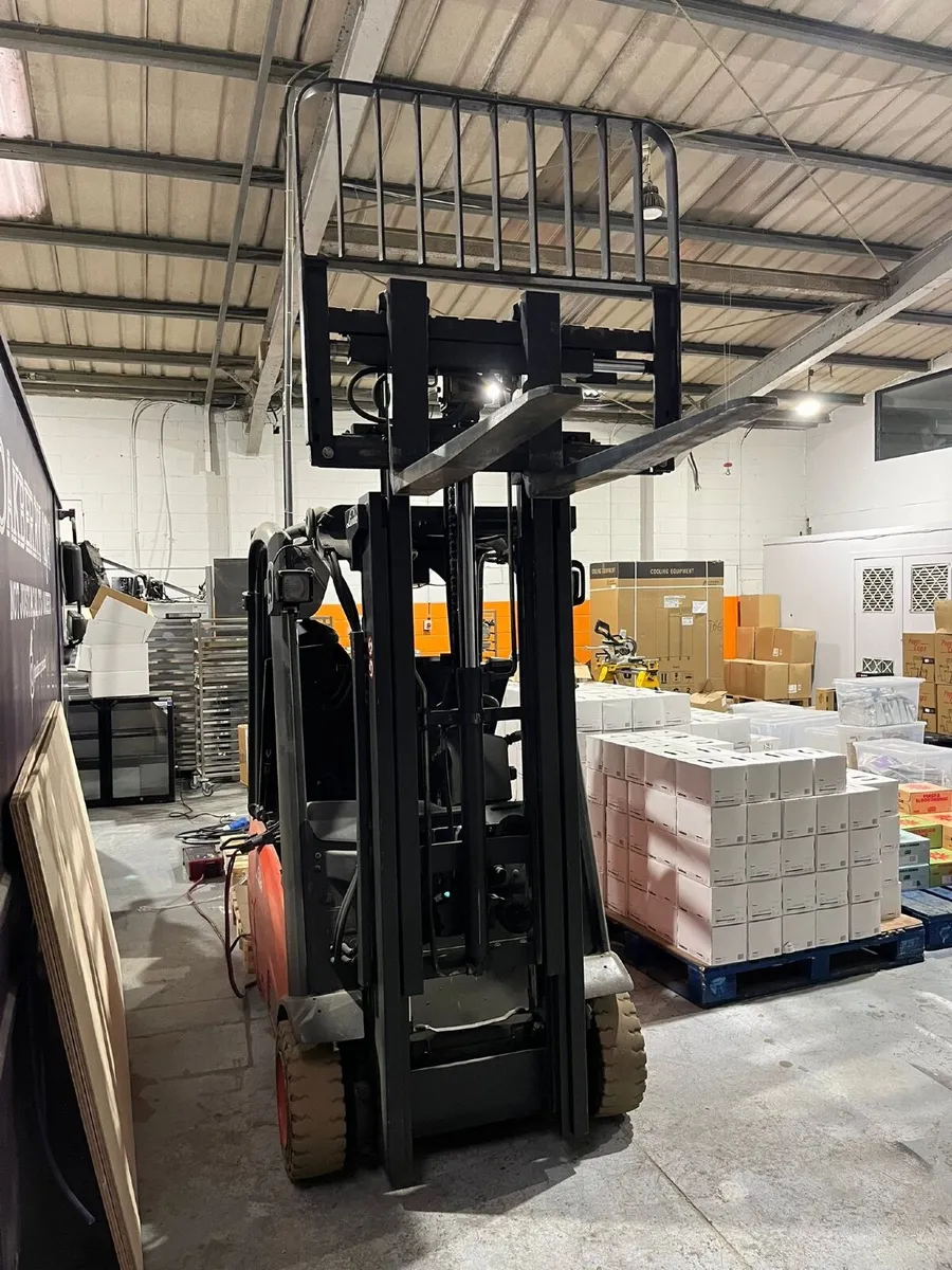 Linde Electric Forklift – 1.6T – 7,550 Hours – 3 W - Image 2