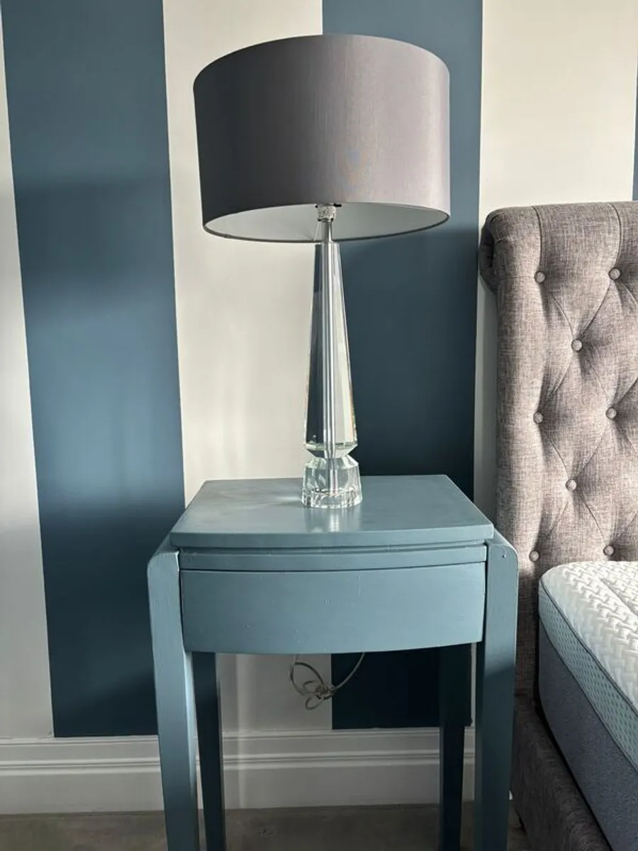 2 crystal style table lamps and side tables - Image 1