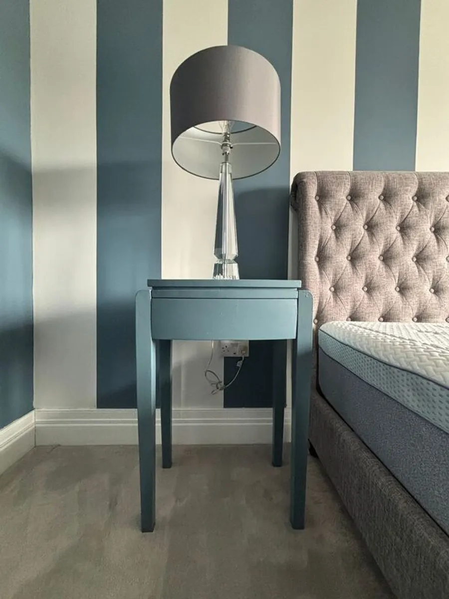 2 crystal style table lamps and side tables - Image 3