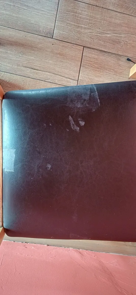 Table and chairs - Image 2