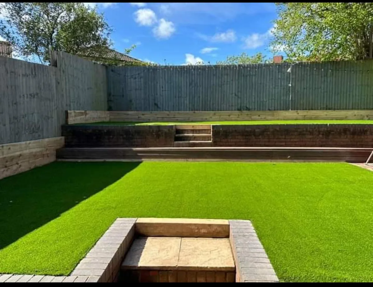 Artificial grass in 4m wide rolls - Image 1