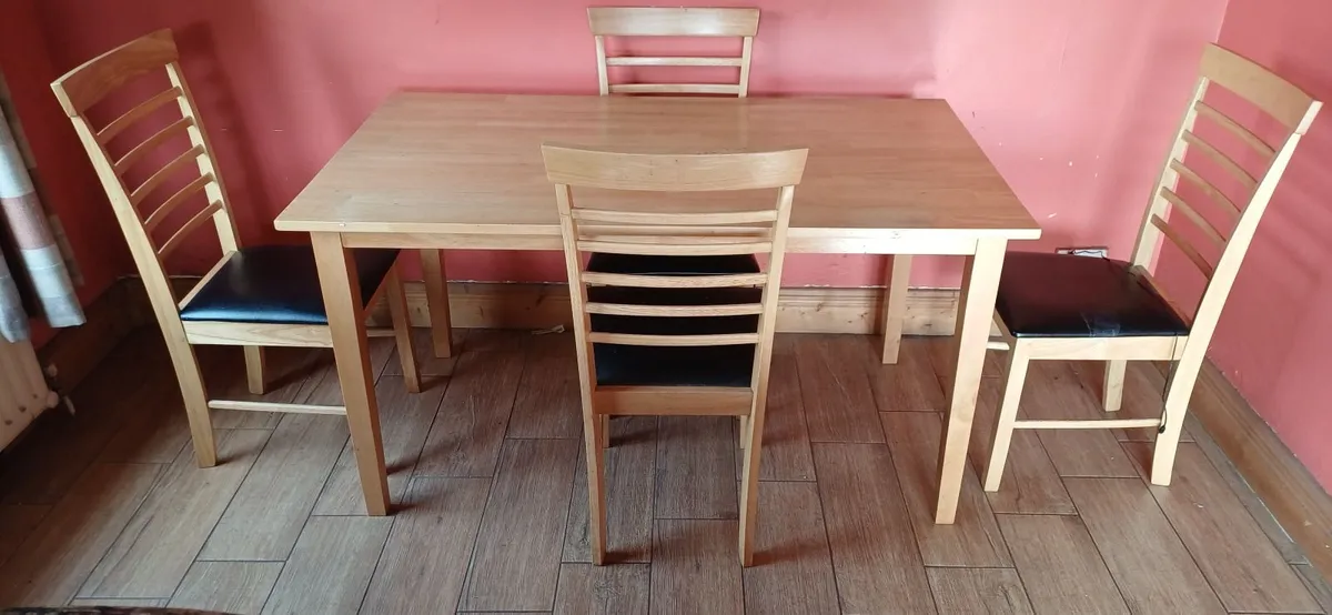 Table and chairs - Image 1