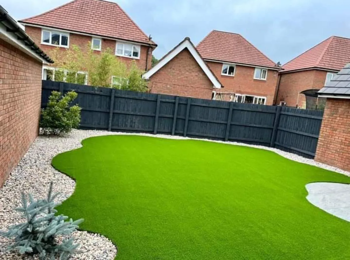 Artificial grass in 4m wide rolls - Image 4