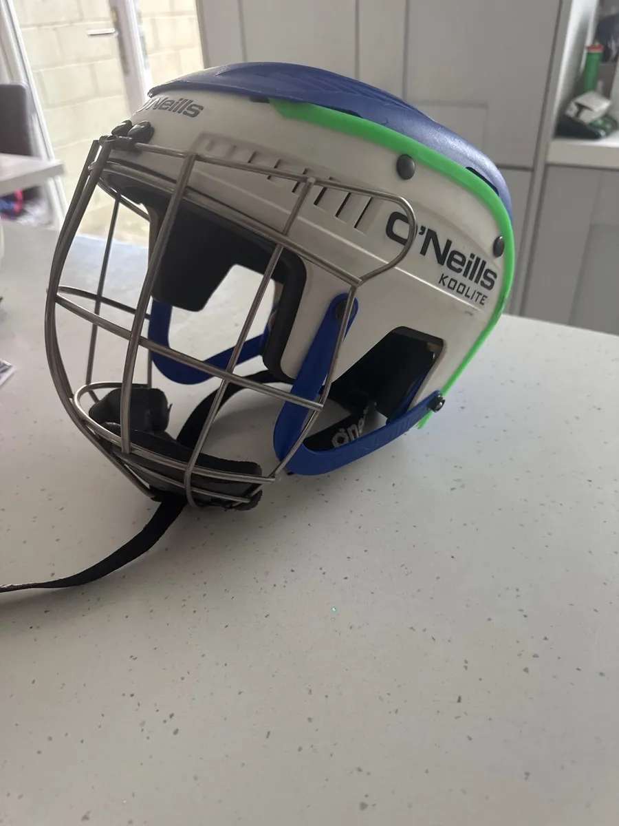 O Neil’s Hurling Helmet - Image 1