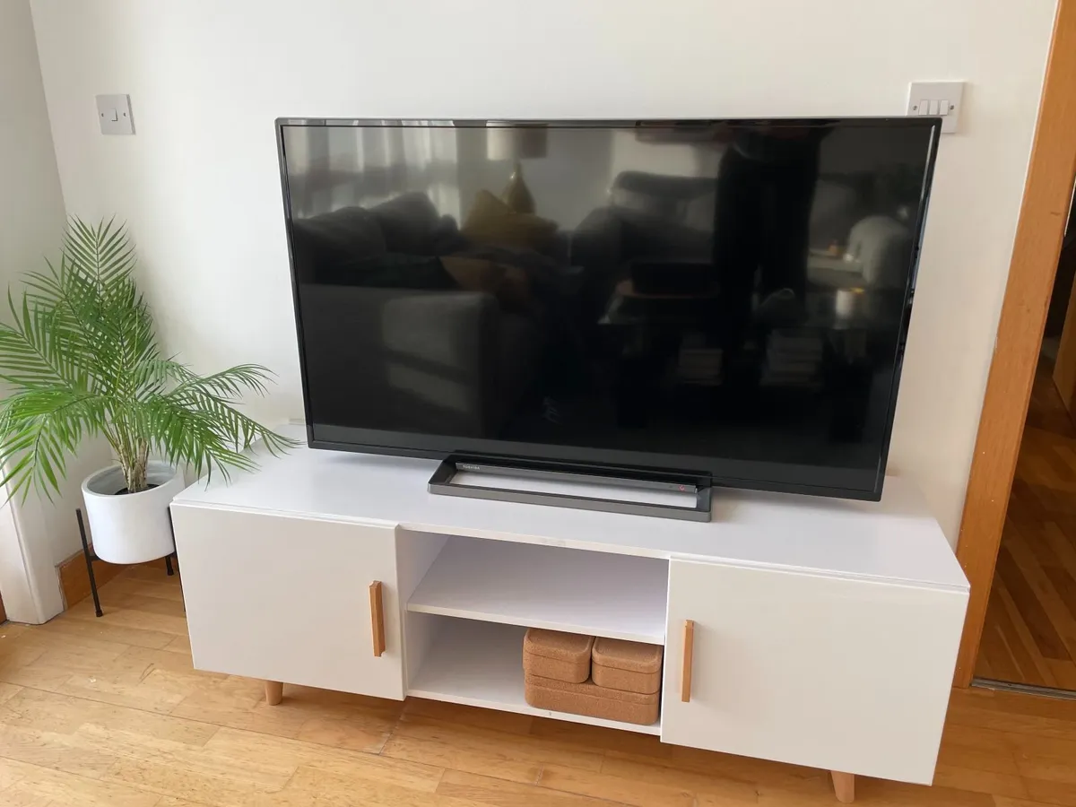 Toshiba 50" Smart TV (excellent condition) - Image 1